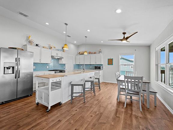 5th image of 127 Channelview Rd
