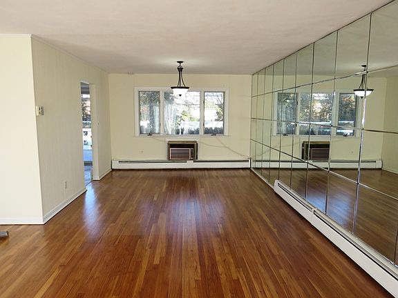 4th image of 2540 New York Ave
