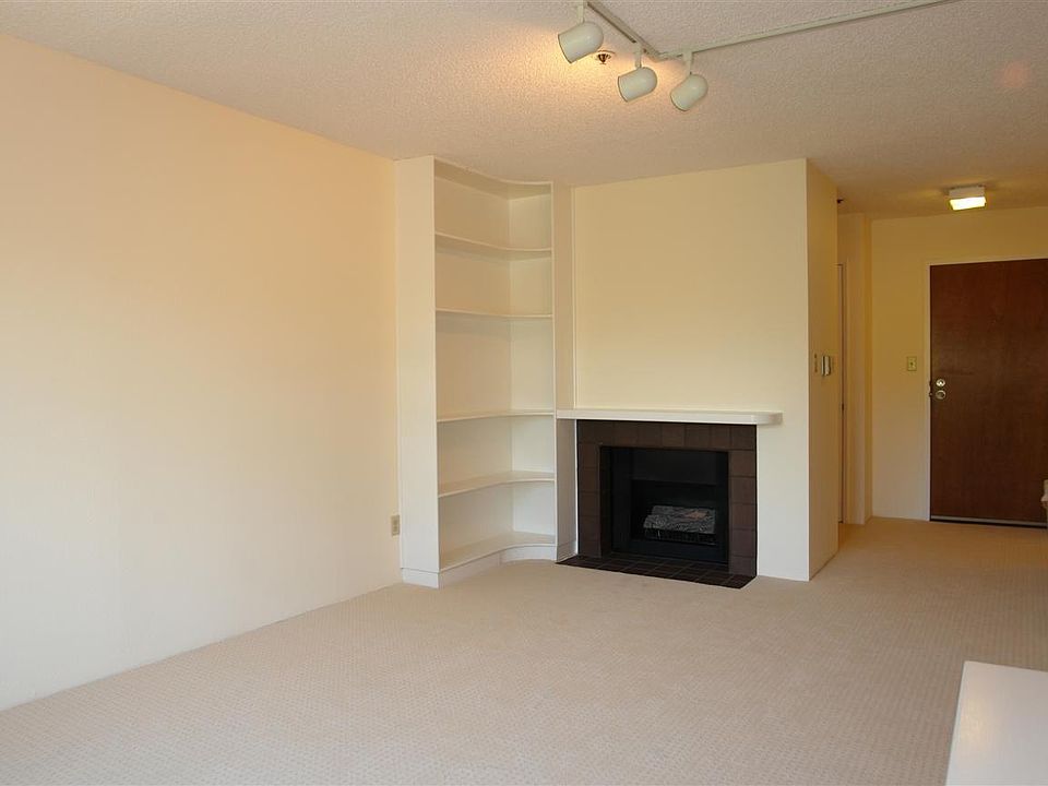 LR w/fireplace