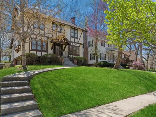 5822 Waterbury Cir, Des Moines, IA 50312