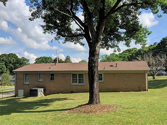 3rd image of 2240 Glenraven Ave