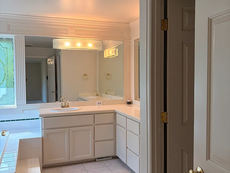 21203 SE 34th St — Photo 22
