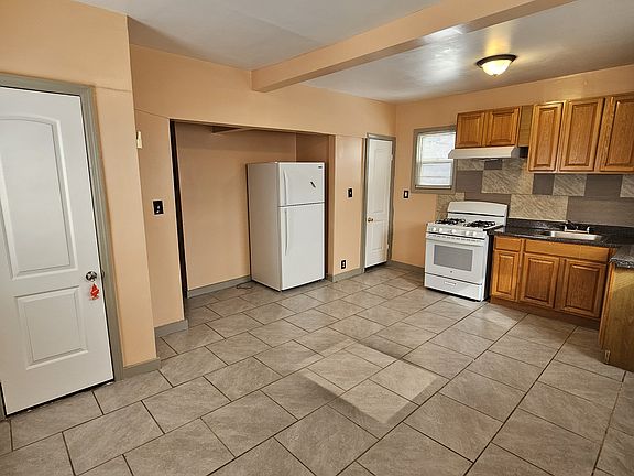 5th image of 16404 109th Ave Floor 2