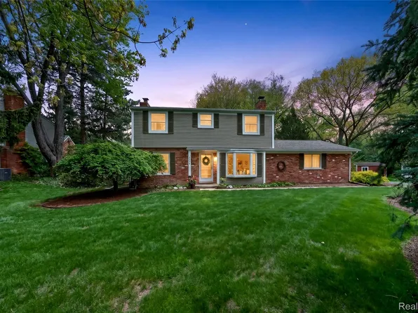 3560 Beach Rd, Troy, MI 48084