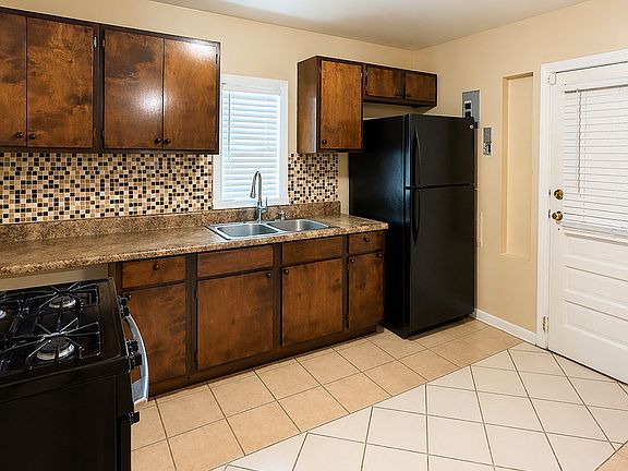 5th image of 2445 Lowell Ave