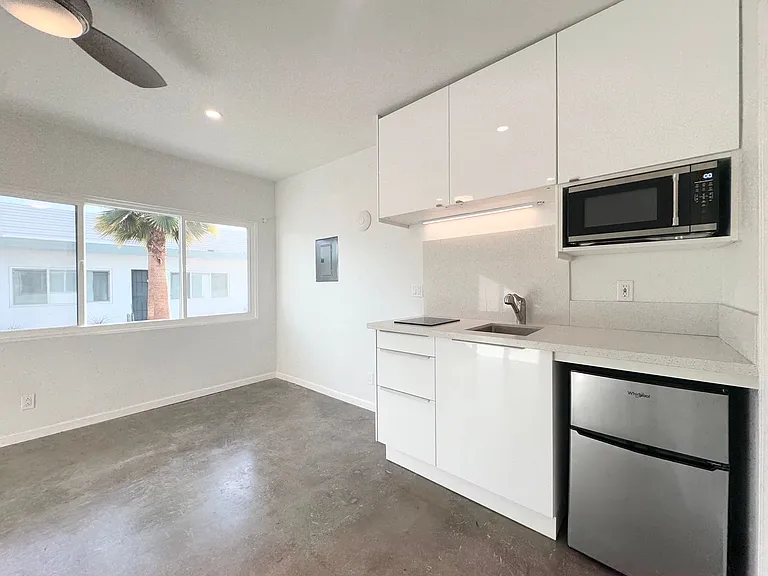 700 N Riverside Dr #4 — Photo 8