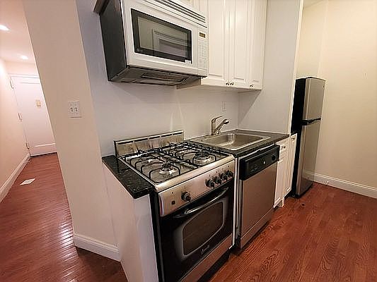 3rd image of 410 W 44th St APT 7