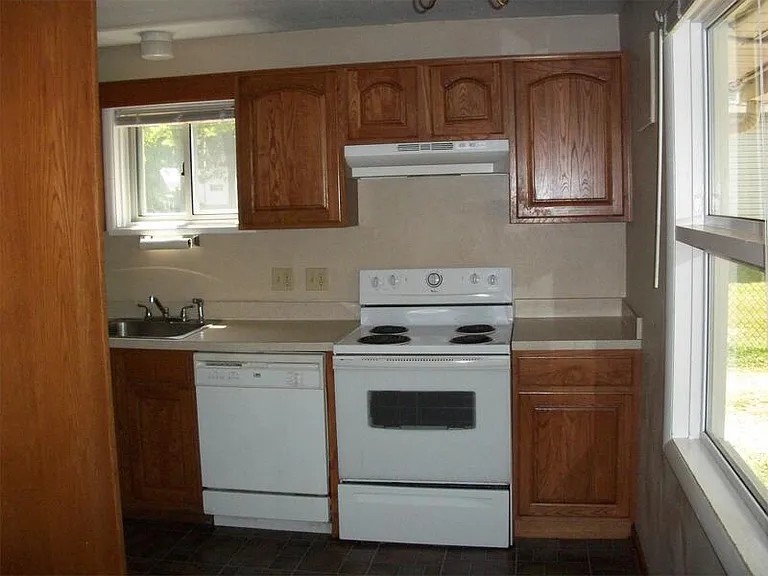 1826 Hanover St — Photo 6