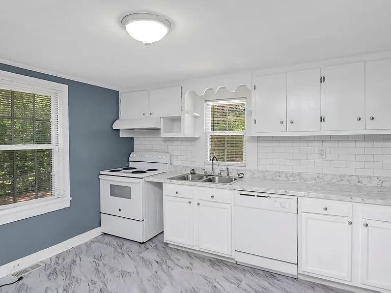 1330 Kingston Rd — Photo 11