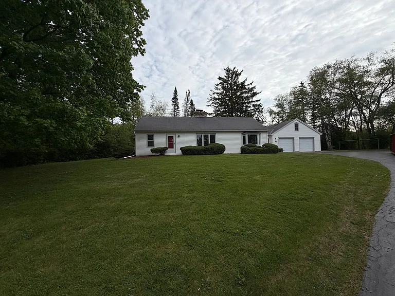 W181N9052 Melanie Ln — Photo 3