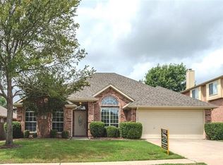 916 Birkshire Dr, Lewisville, TX 75077