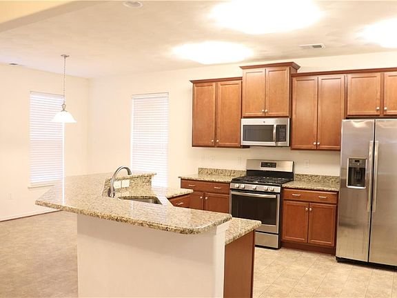4th image of 5240 Moreland St #47
