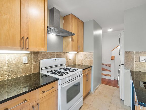 3rd image of 476 Monmouth St #Penthouse 405