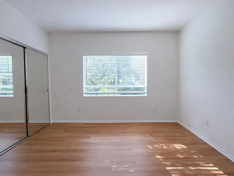127-133 S Flores St #D2 — Photo 10
