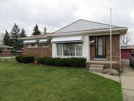 25131 Harmon St photo 1