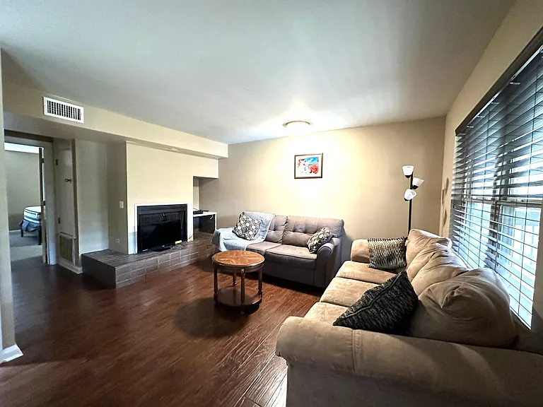 600 NW 4th St #205 — Photo 5