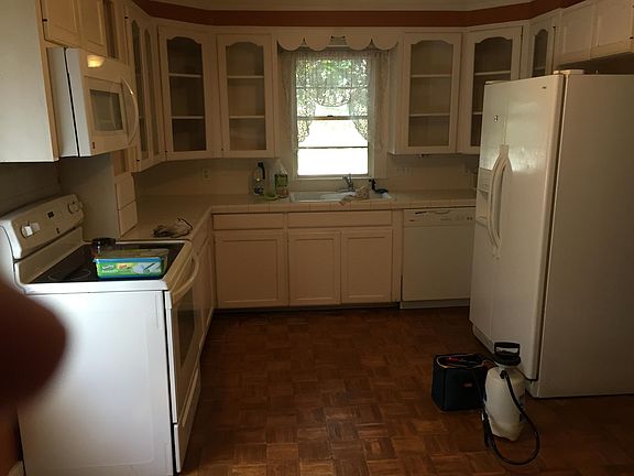 Kitchen has all appliances (Microwave, stove, dishwasher and