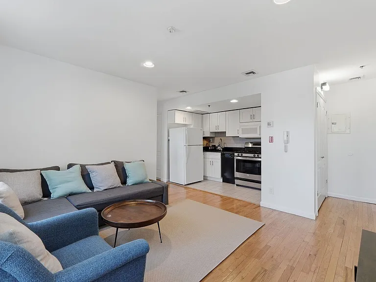 457 2nd St #6 — Photo 2
