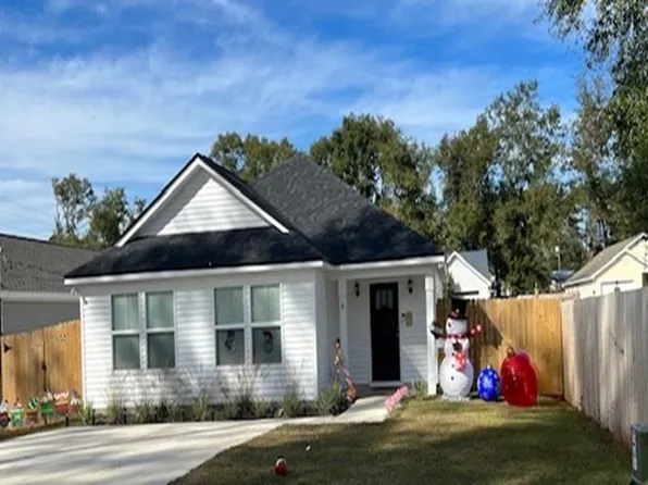 8 Dans Dr, Crawfordville, FL 32327