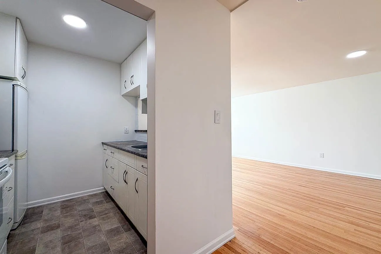 2 bed, 850 sqft, $2,700 — Photo 4