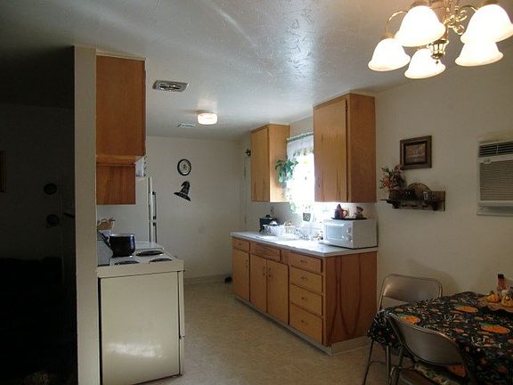 2nd image of 1708/1710 E Linden St