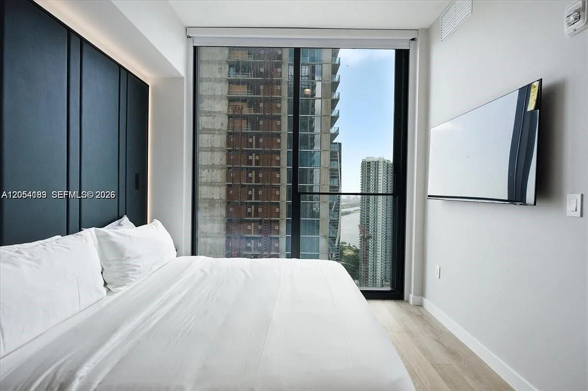 Eleven Hotel And Residence — Photo 4