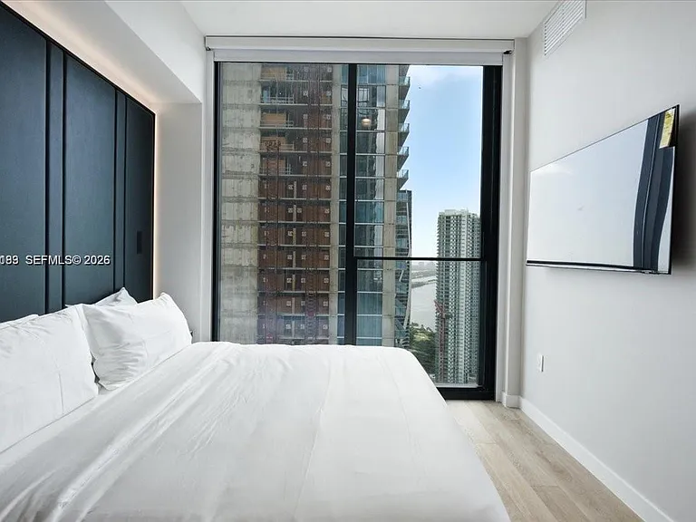 20 NE 11th St #4904-B — Photo 4