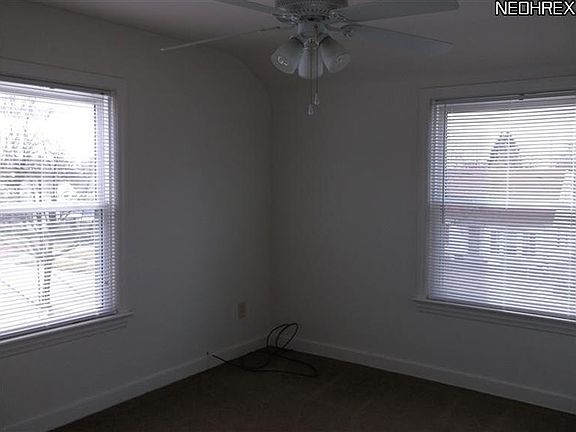 3rd image of 1685 Redwood Ave
