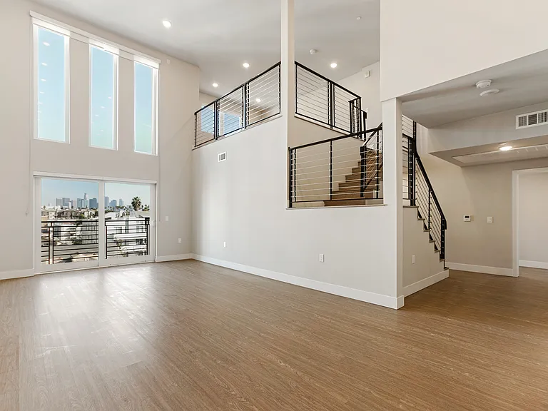 837 Harvard — Photo 49