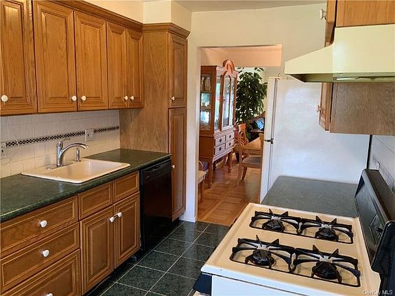 4th image of 167 Doxbury Ln