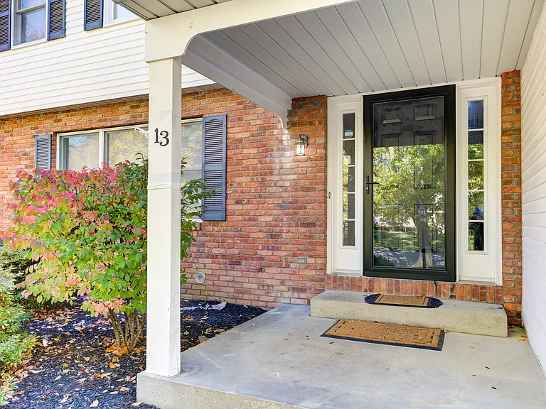 13 Cloverfield Dr — Photo 4