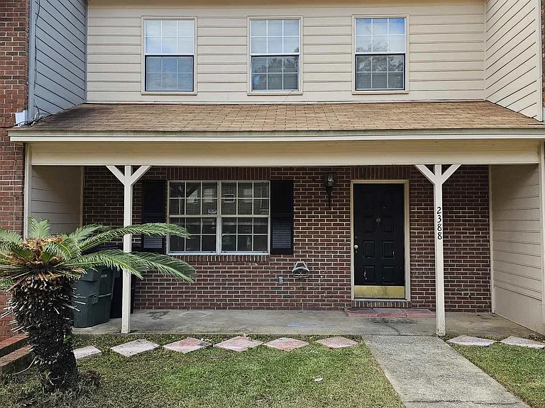 2388 Gregory Dr — Photo 3