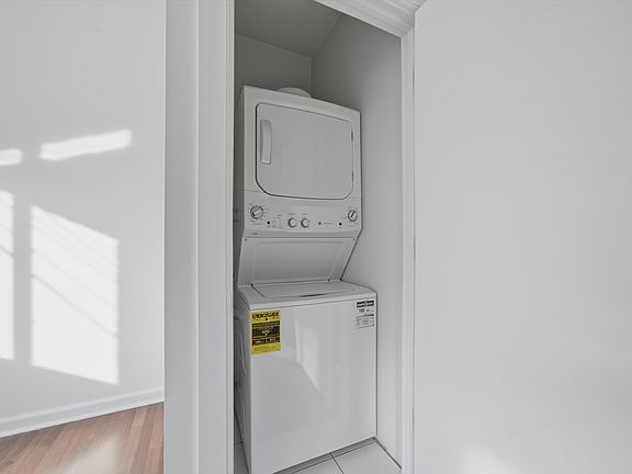 4th image of 4537 N Greenview Ave APT 1R