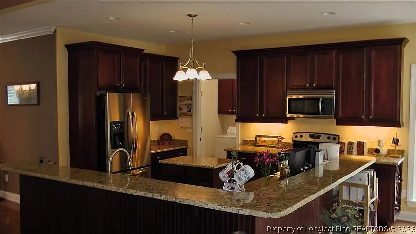 3 bed, 3.0 bath, 2805 sqft, $2,395 — Photo 3