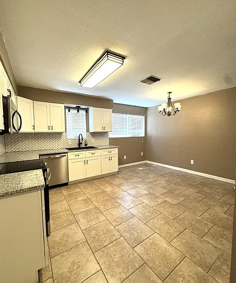 2353 Palm Dr — Photo 3