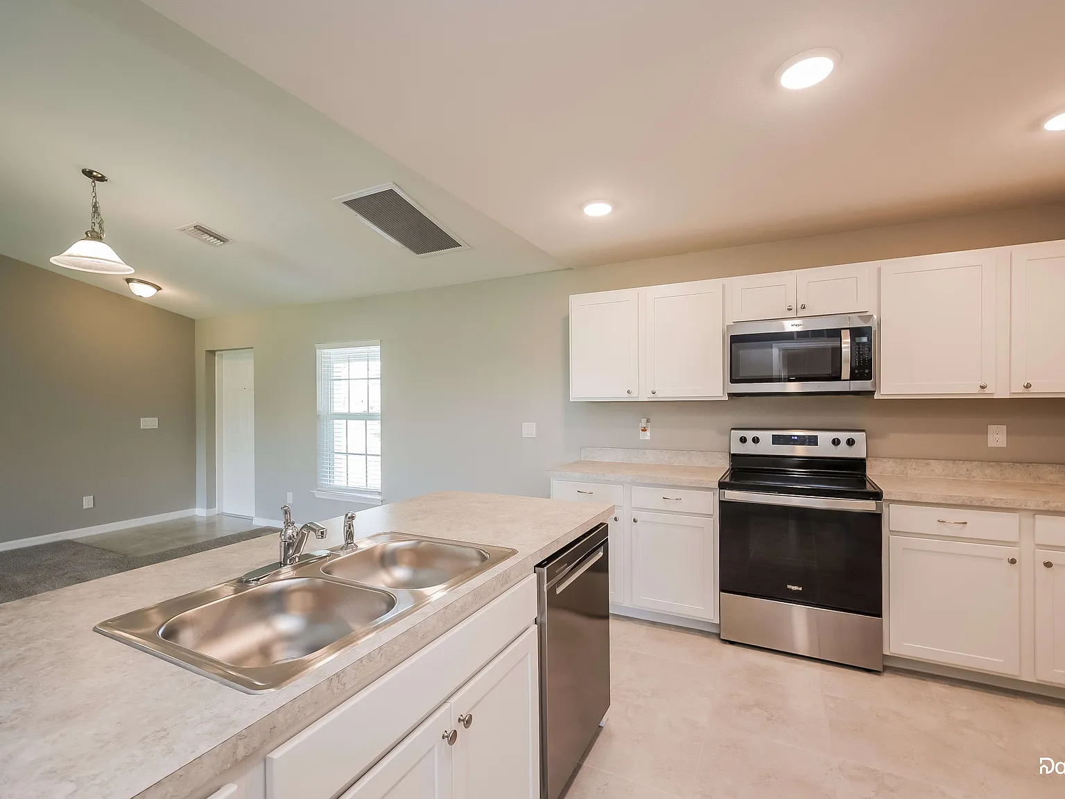 3 bed, 2.0 bath, 1399 sqft, $2,035 — Photo 2