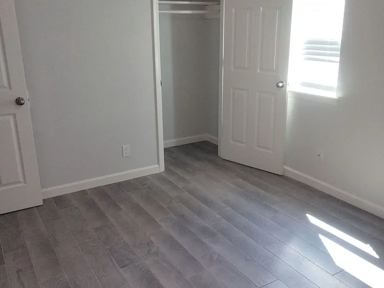 Lions Court Apartments — Photo 90