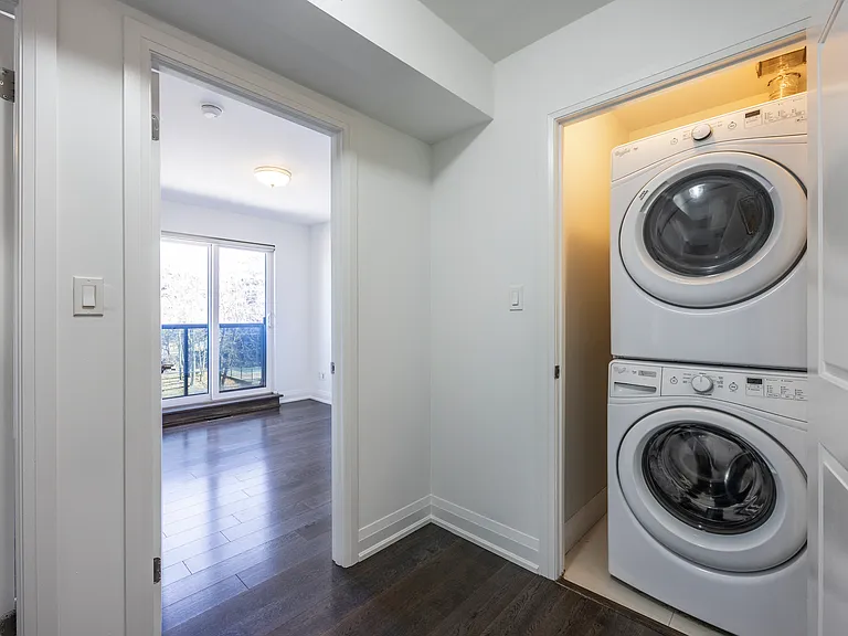 130 Raglan Ave — Photo 11