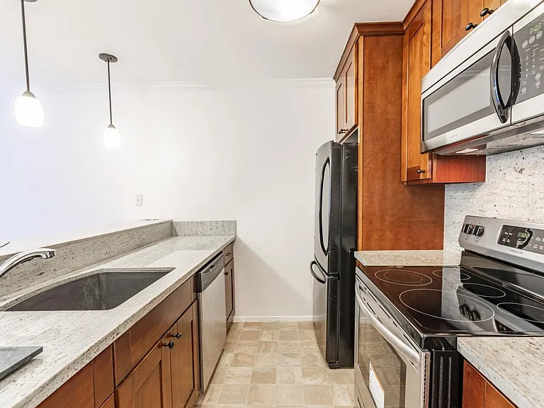 7205 Shelter Creek Ln — Photo 2