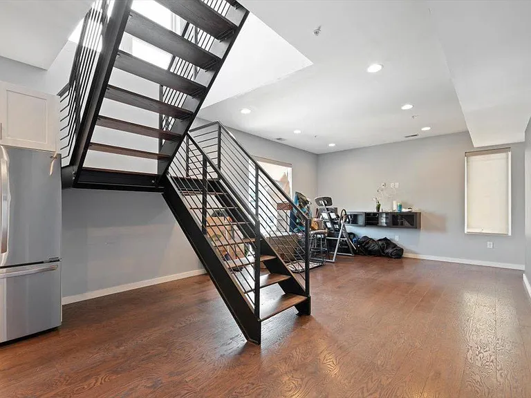 227 W Thompson St #D — Photo 14