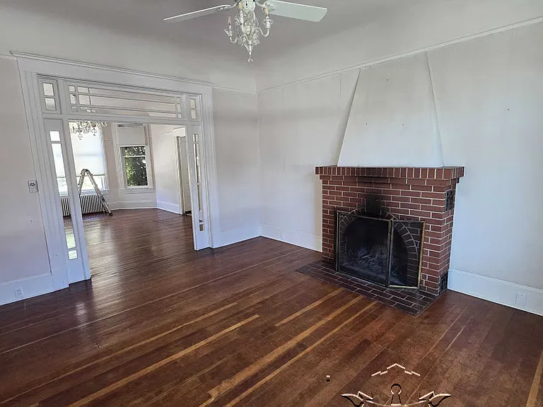 210 N Auburn St — Photo 8