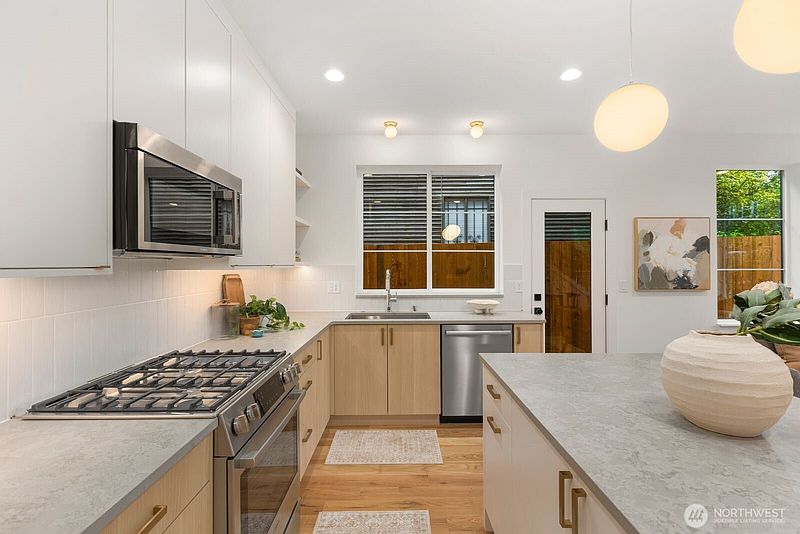 5th image of 3936 B S Angeline Street