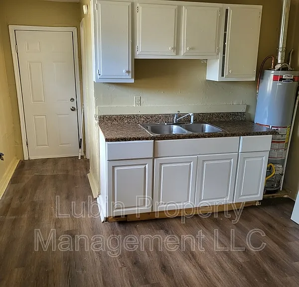 1484 Oaklawn St — Photo 3
