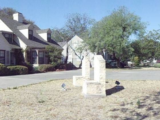 1st image of 305 W Twohig Ave