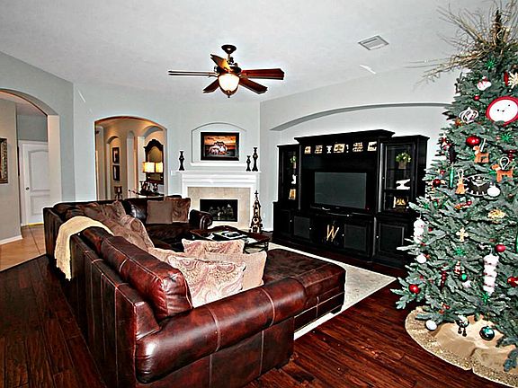 RELAX WITH FRIENDS AND FAMILY IN THIS SPACIOUS DEN