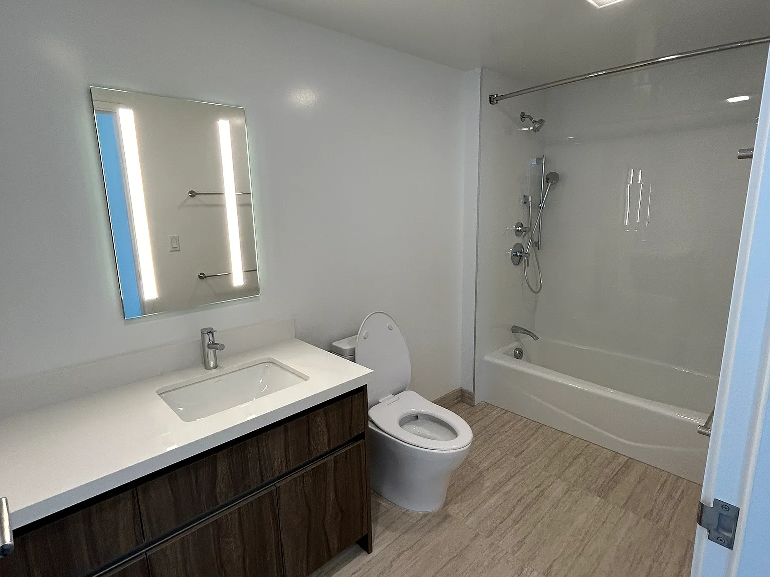 2 bed, 942 sqft, $4,150 — Photo 3