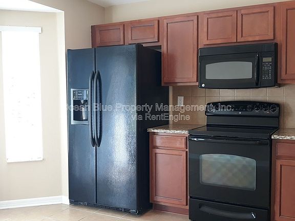 3rd image of 18200 Cypress Bay Pkwy
