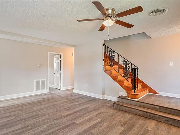 3rd image of 4518 Camelot Dr