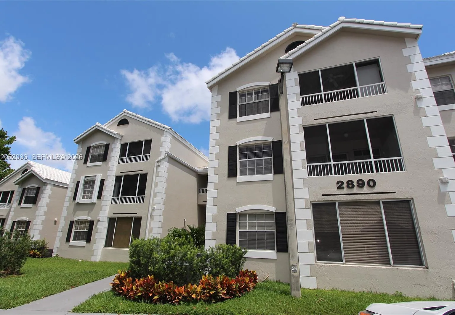 Lakeview Club Condo — Photo 1