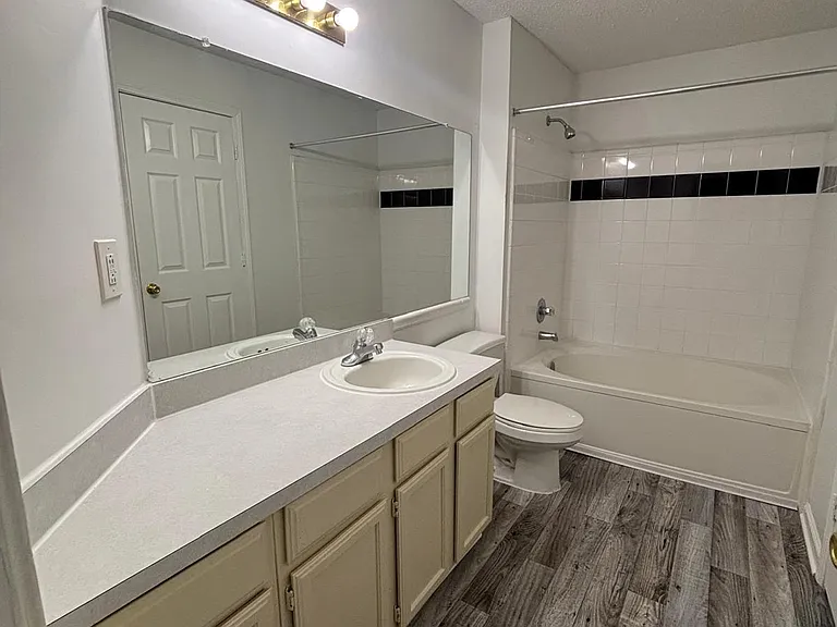 Wesley St. Claire Apartments at Lawrenceville — Photo 184